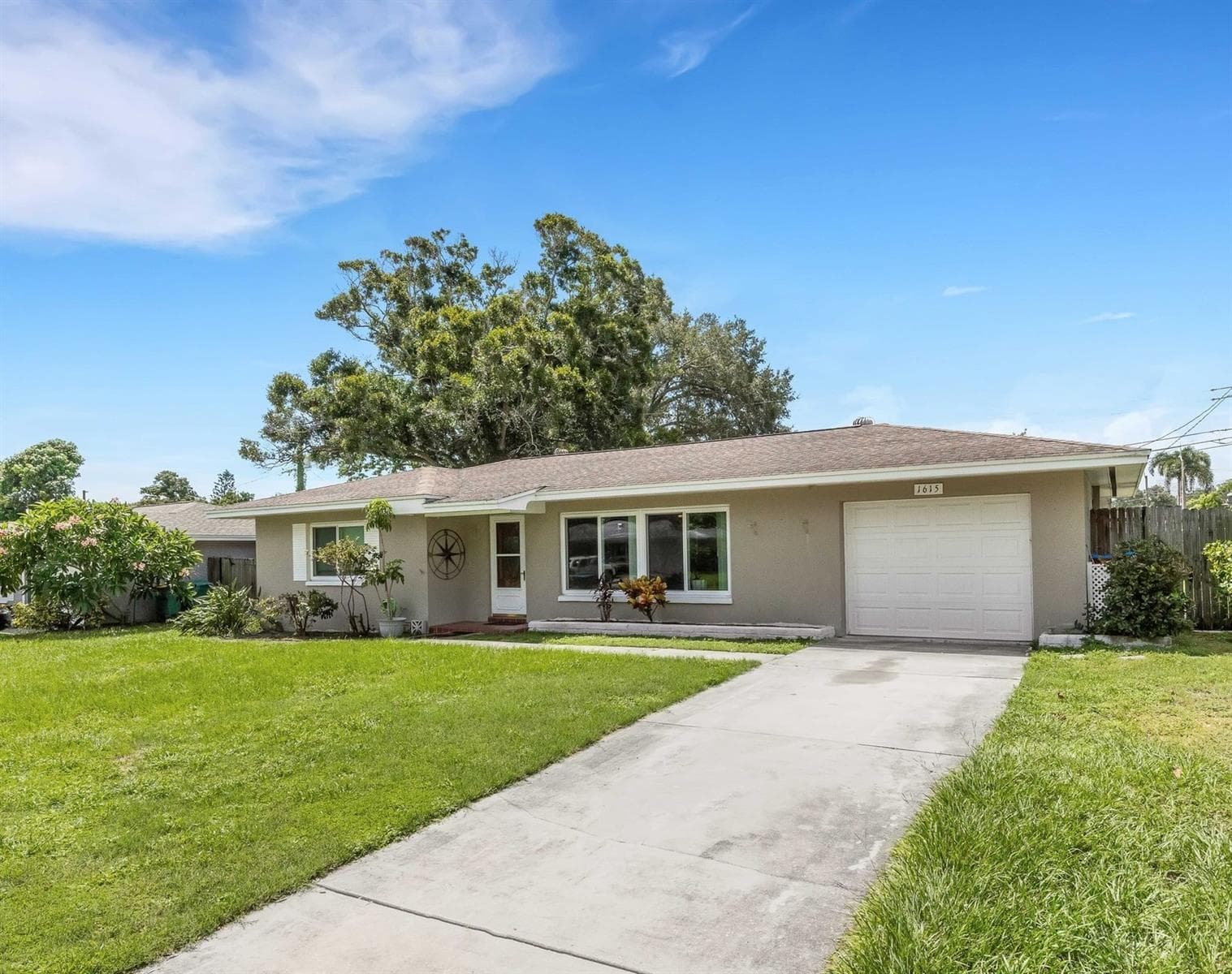 1615 Pinewood Dr photo 2