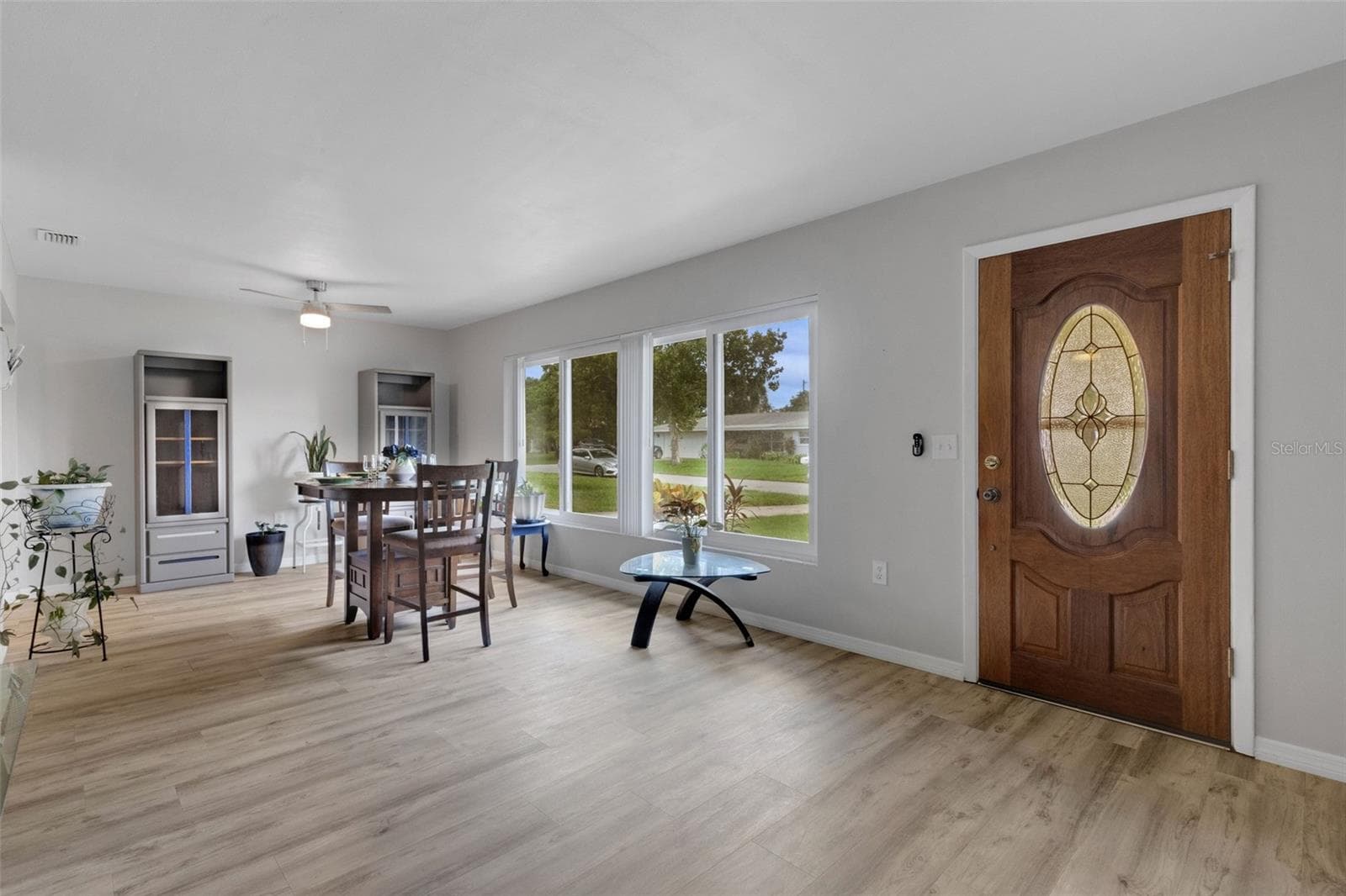 1615 Pinewood Dr photo 3