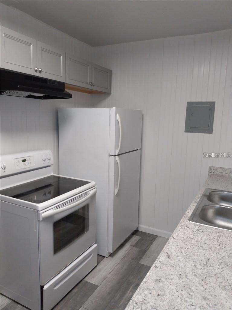 110 Orange Ave photo 4
