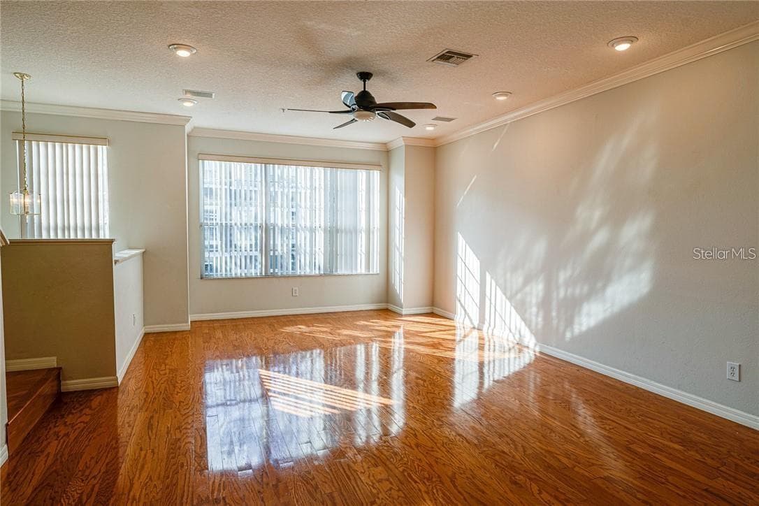 3043 Pointeview Dr photo 3