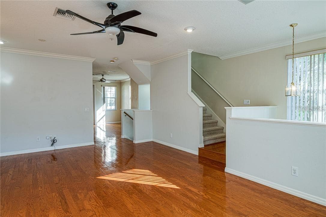 3043 Pointeview Dr photo 4