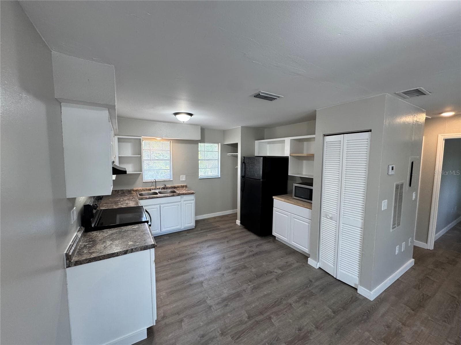 927 33rd Ave W photo 3
