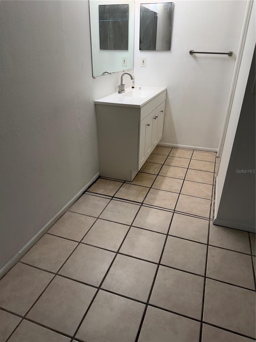 8237 Ravencroft Dr photo 5