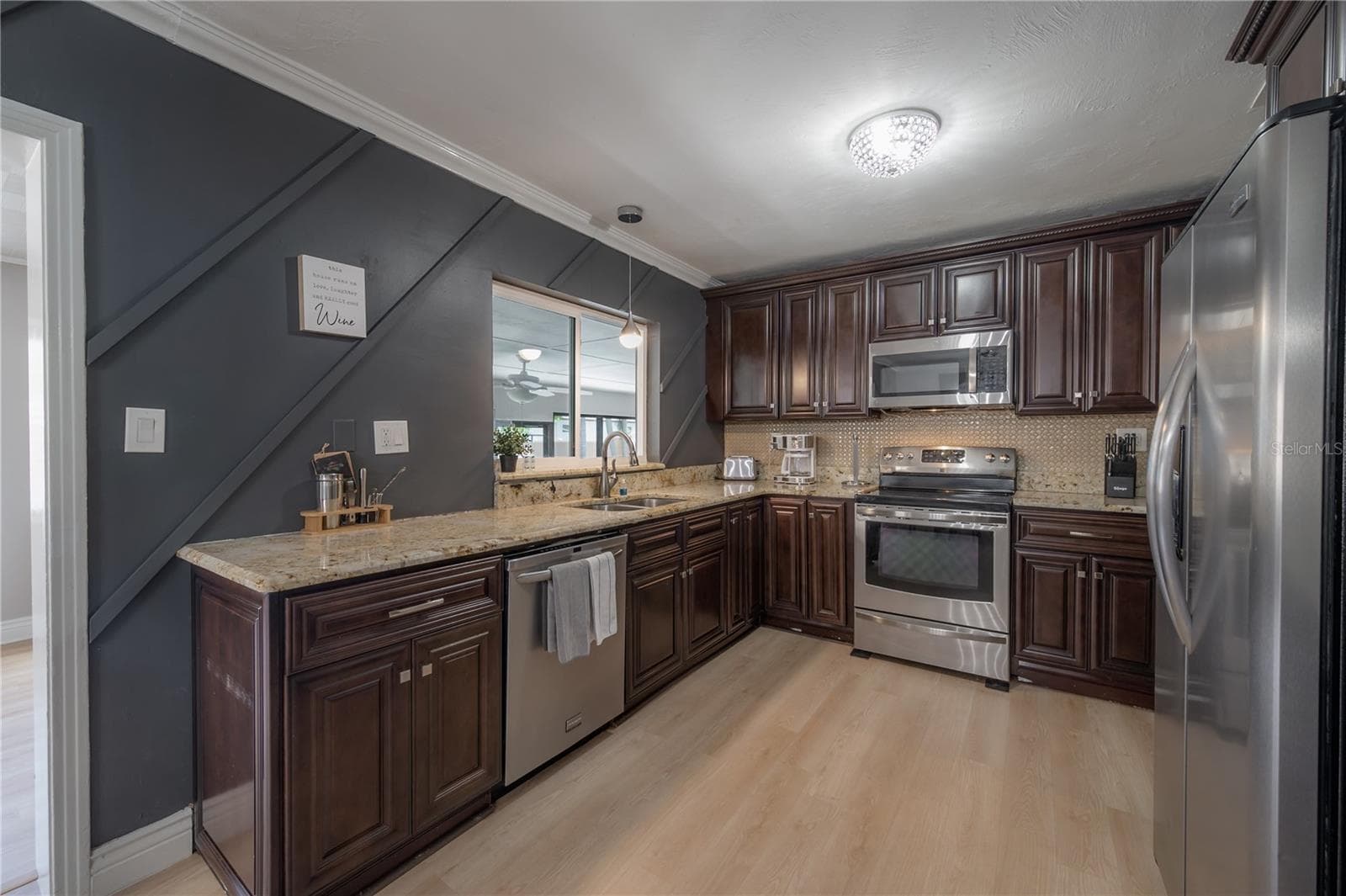 2916 W Collins St photo 5