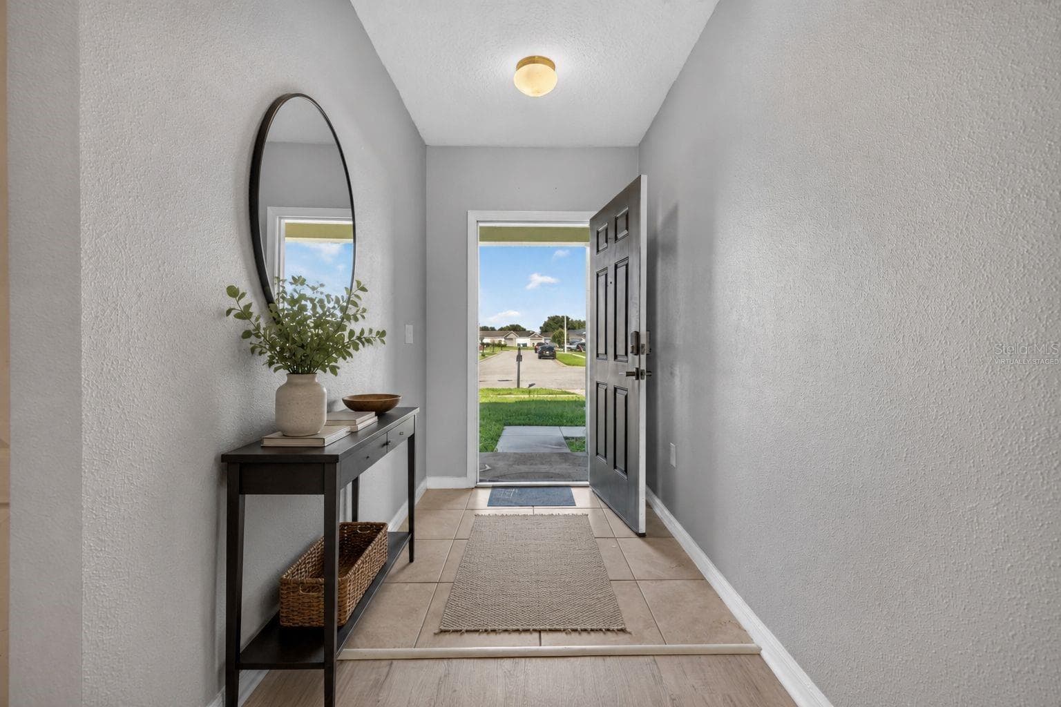 573 Lucerne Blvd photo 3