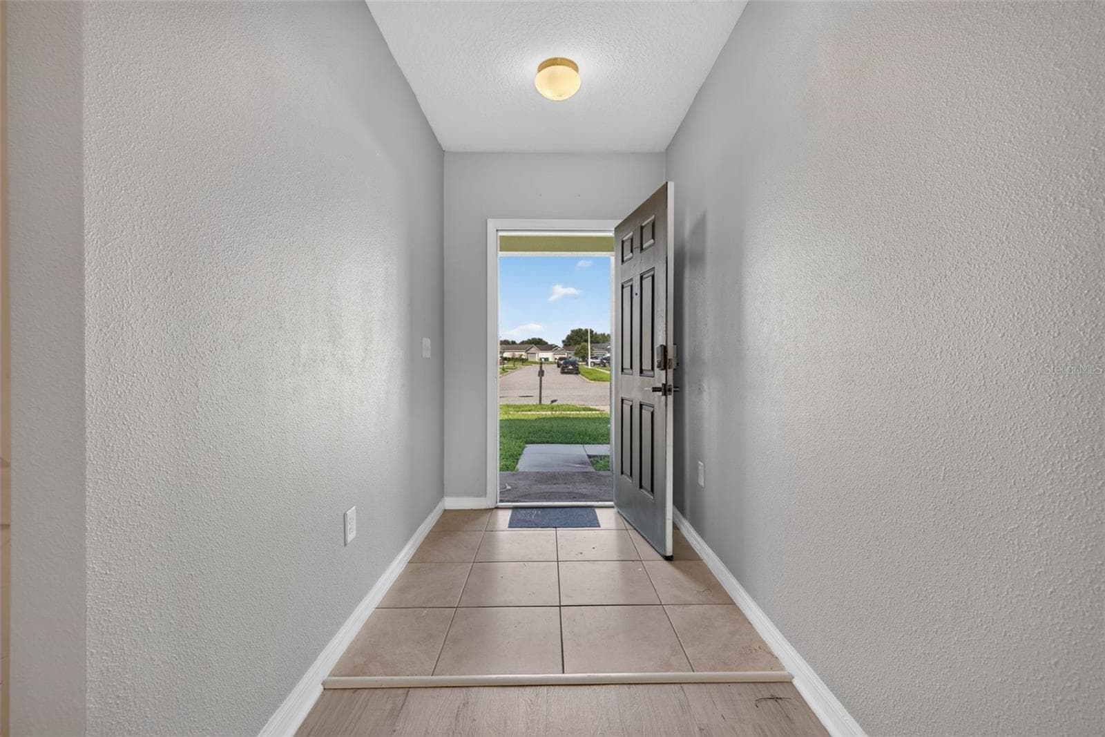 573 Lucerne Blvd photo 4