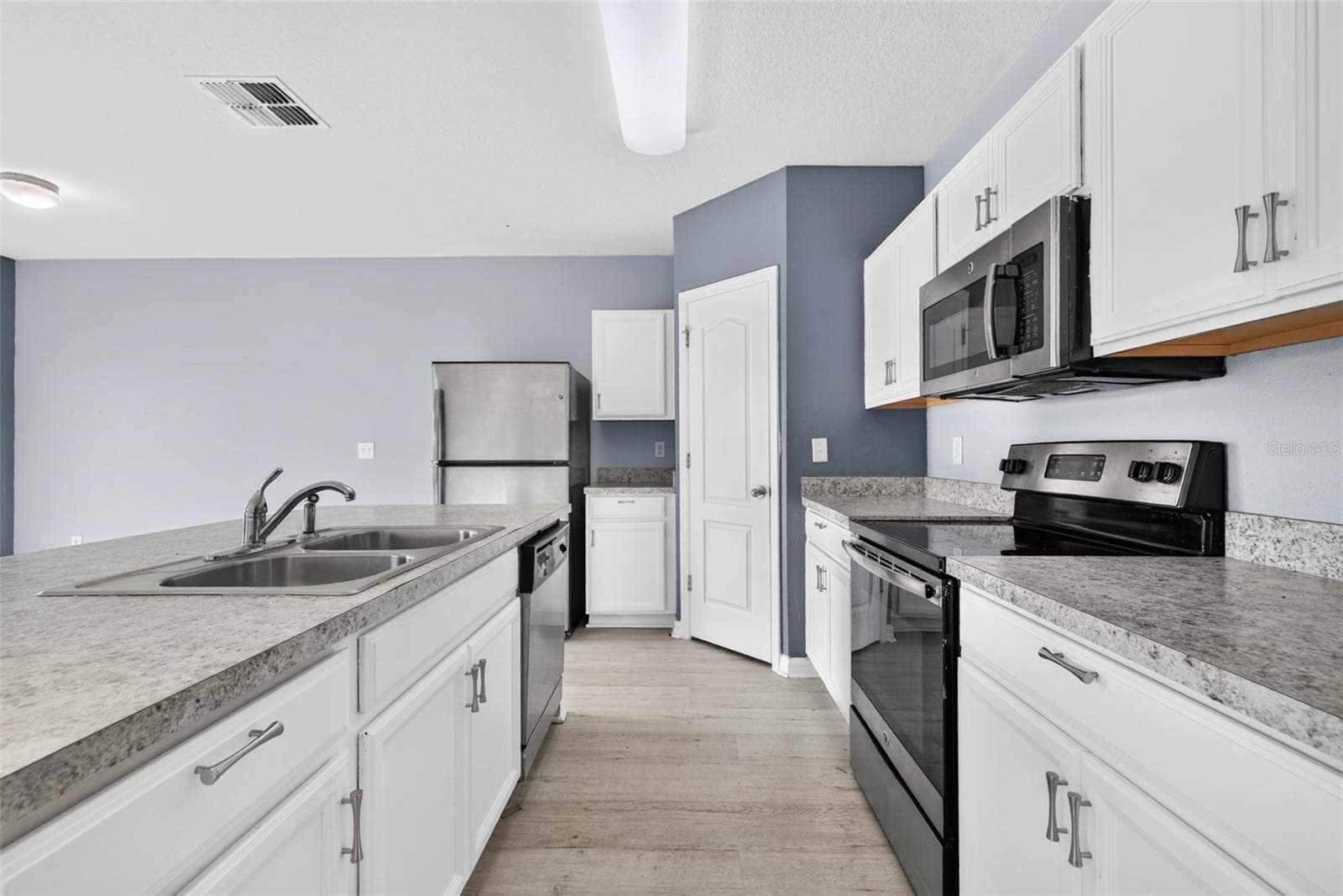 573 Lucerne Blvd photo 5