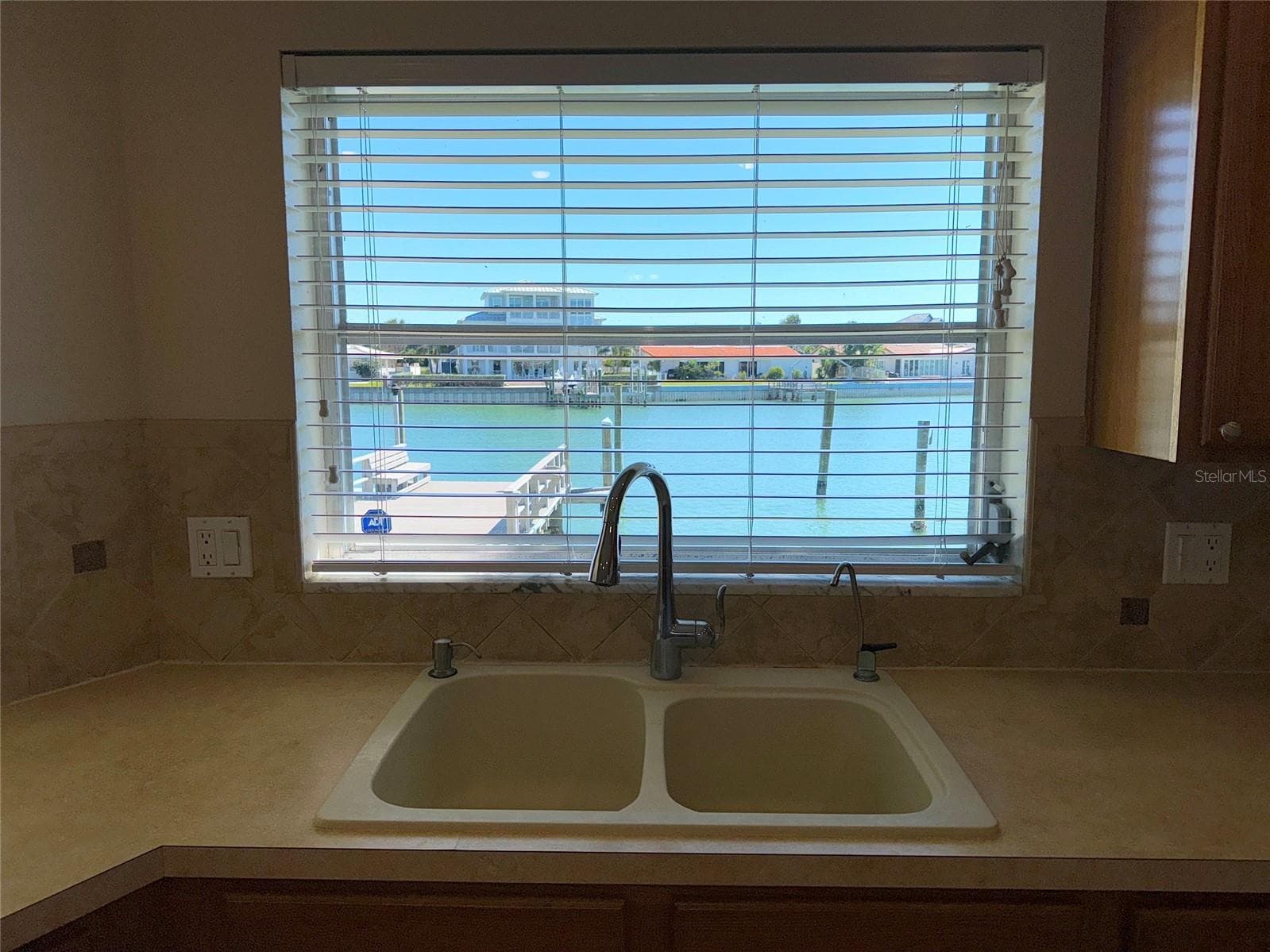 228 Howard Dr photo 3