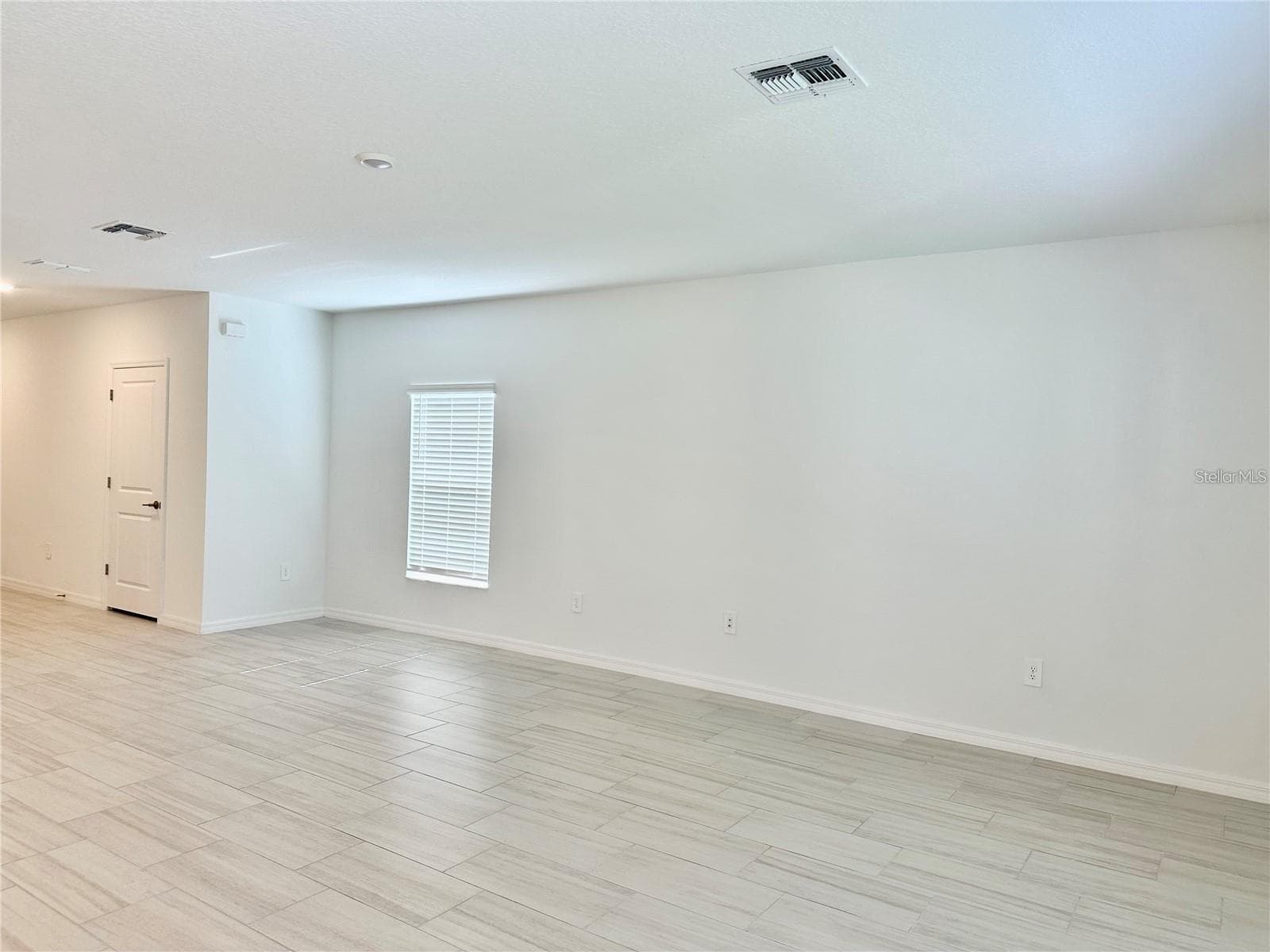 17606 Happytrails St photo 3