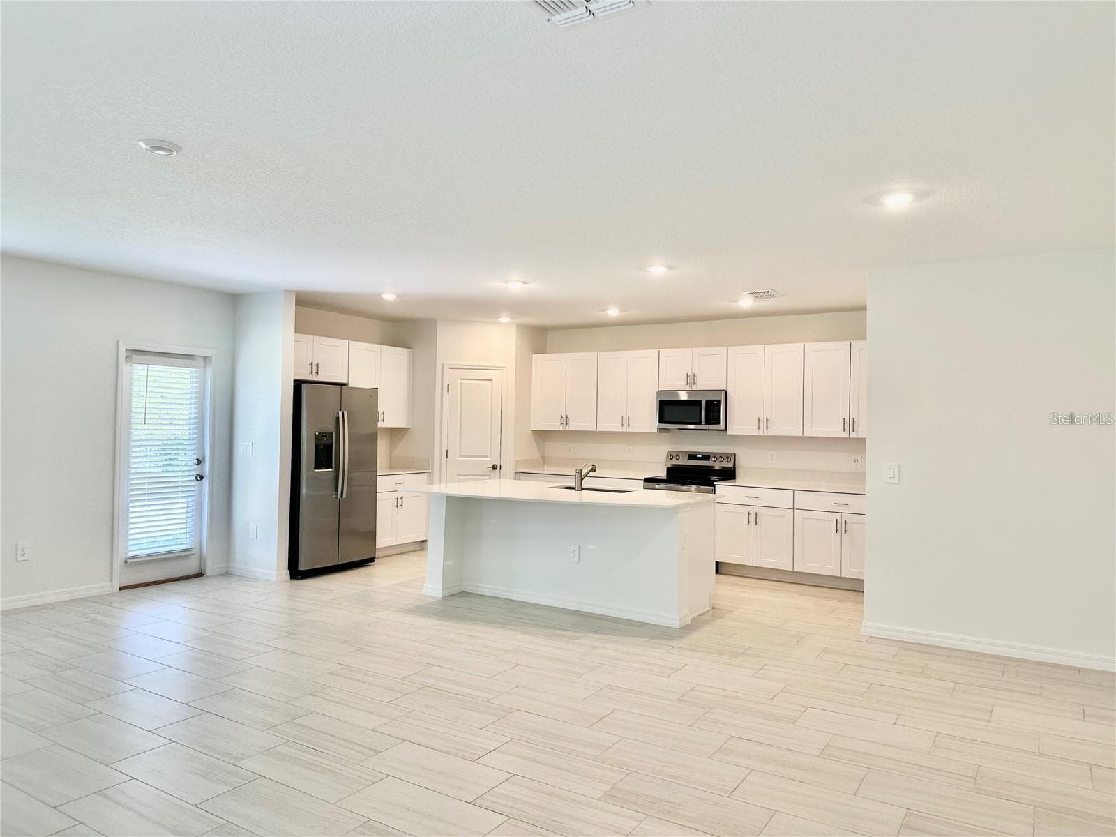 17606 Happytrails St photo 5