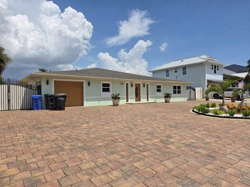 3927 E Eden Roc Cir