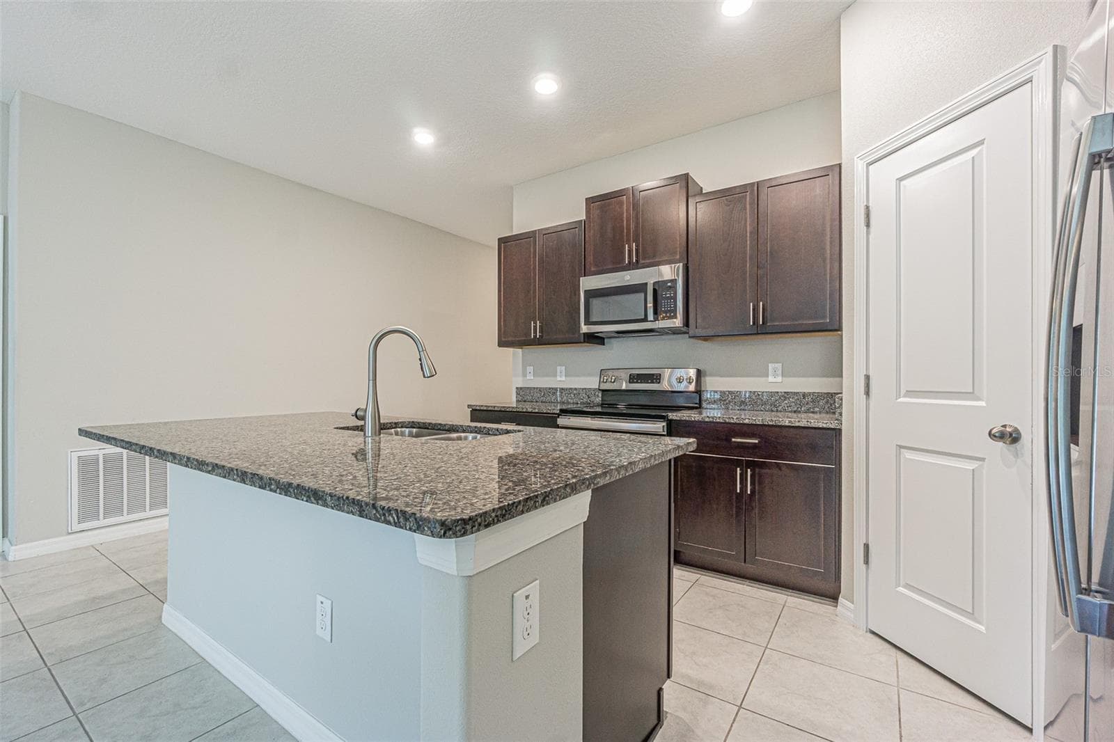 13009 Majestic Garden Ln photo 4