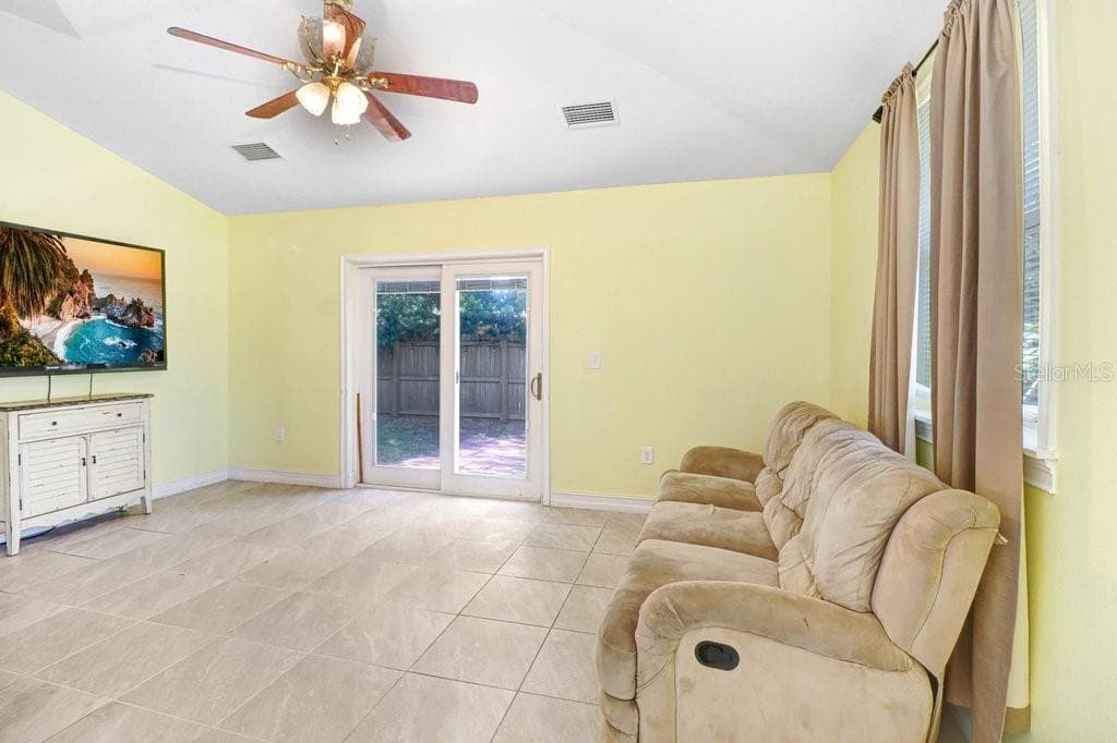 1131 Dogwood Ave photo 4