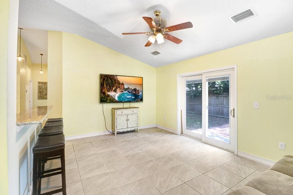 1131 Dogwood Ave photo 5