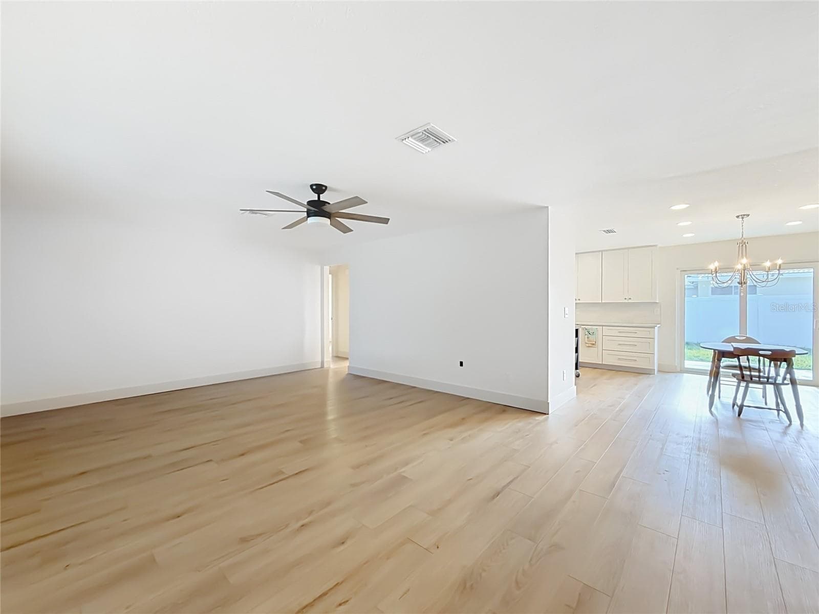 1931 Valencia Way photo 4