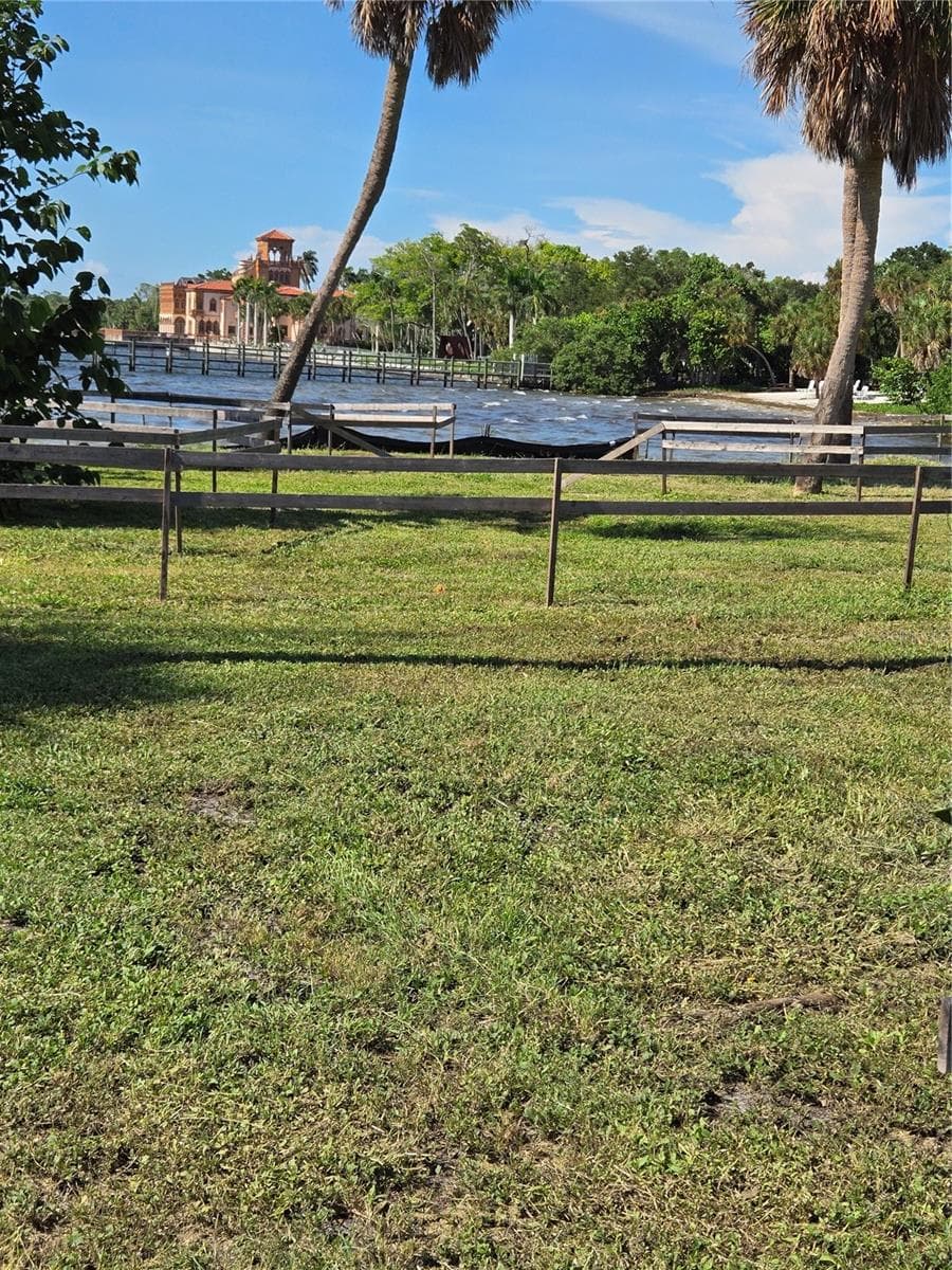 337 N Shore Dr photo 4