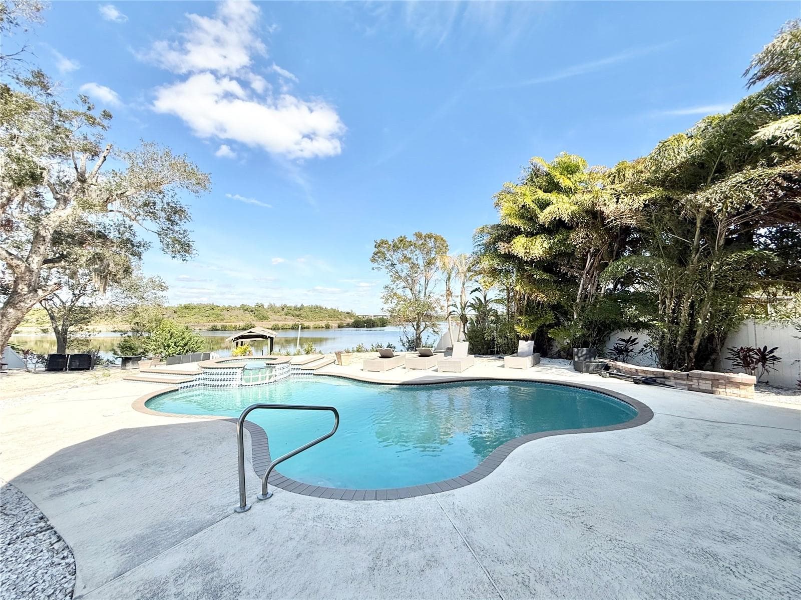 6710 Myrna Dr photo 4