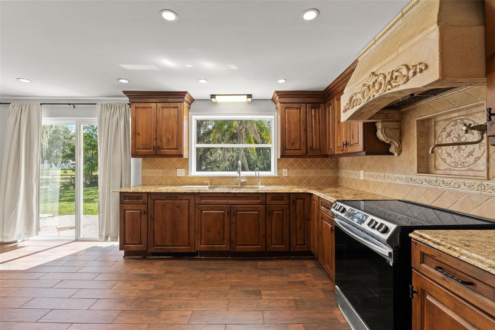 9850 Arrow Dr photo 3