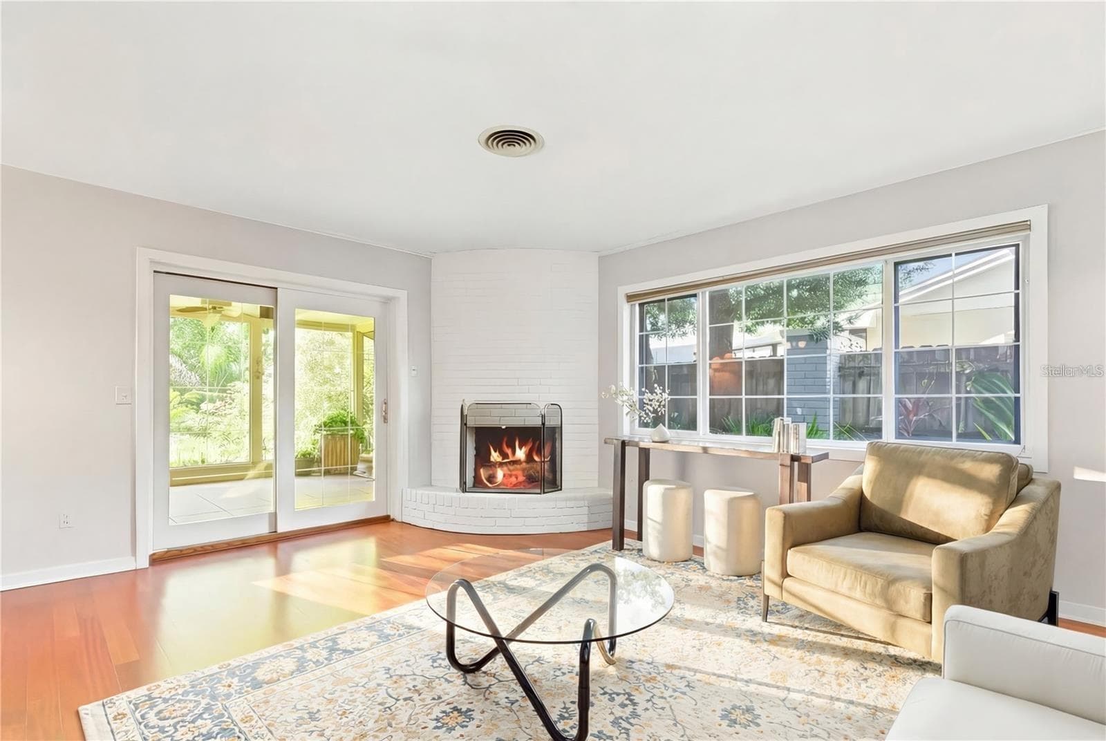 2102 W Kyra Dr photo 4