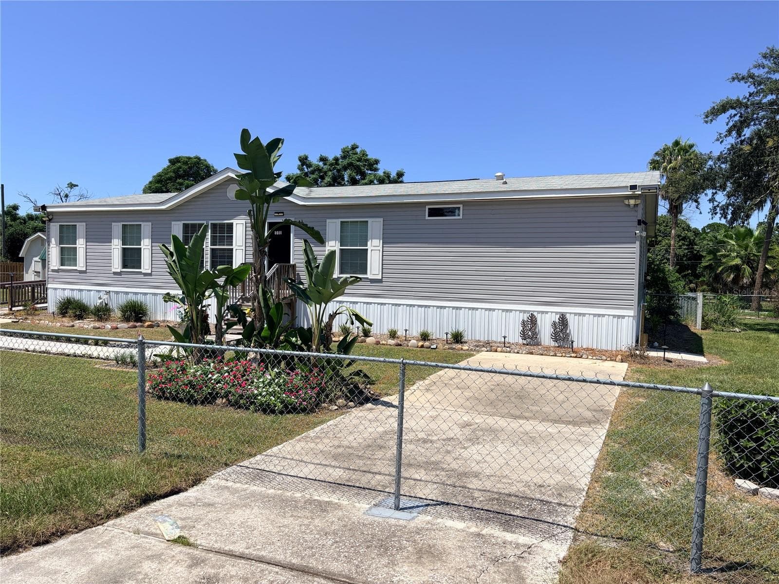 9811 Bud St photo 4