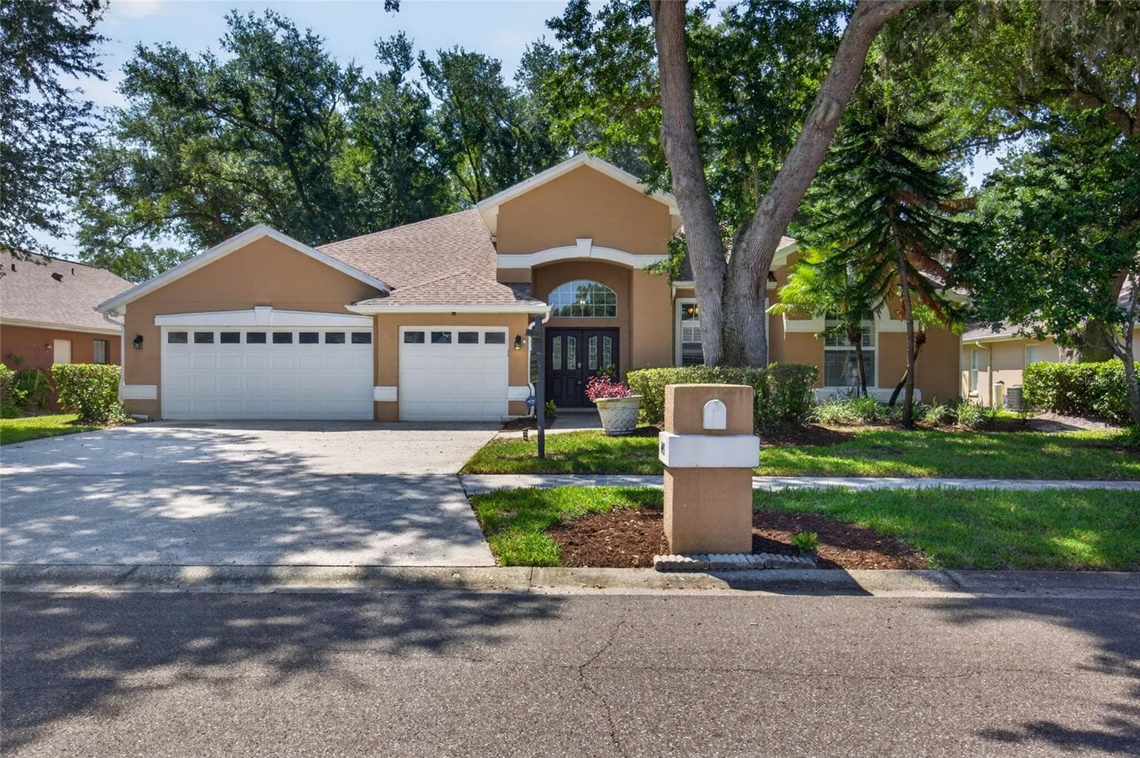 2243 Eagle Bluff Dr photo 3