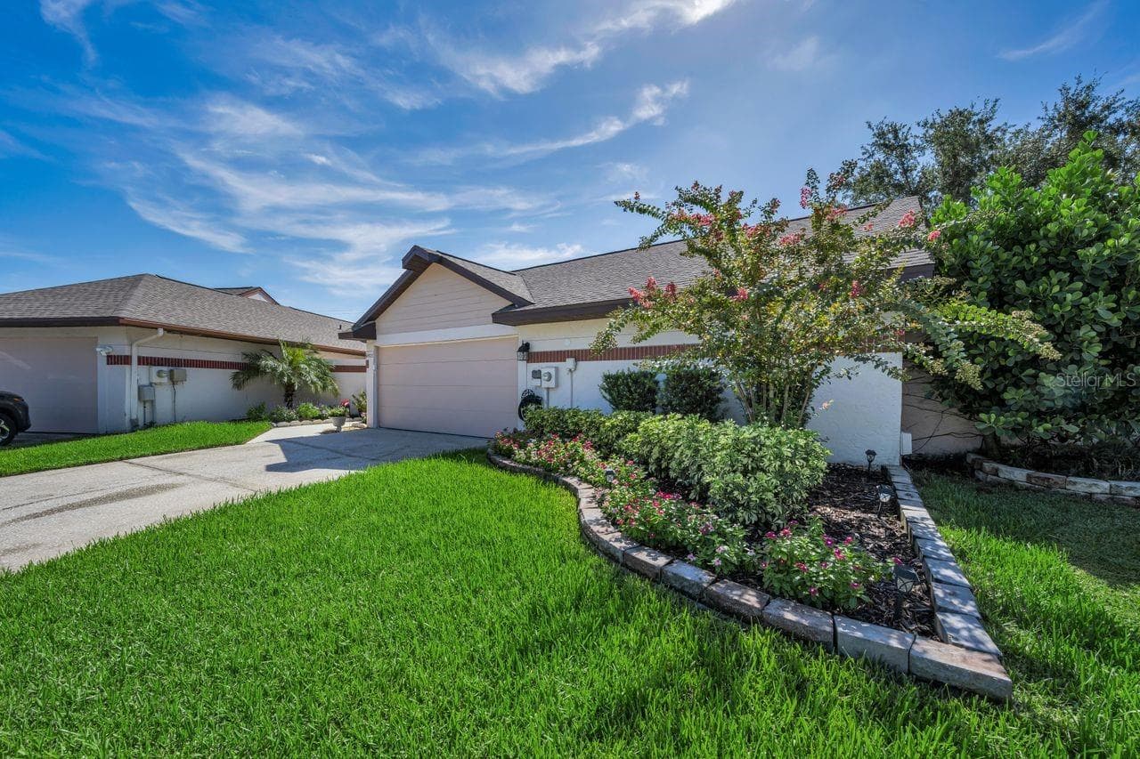 6923 Silvermill Dr photo 3