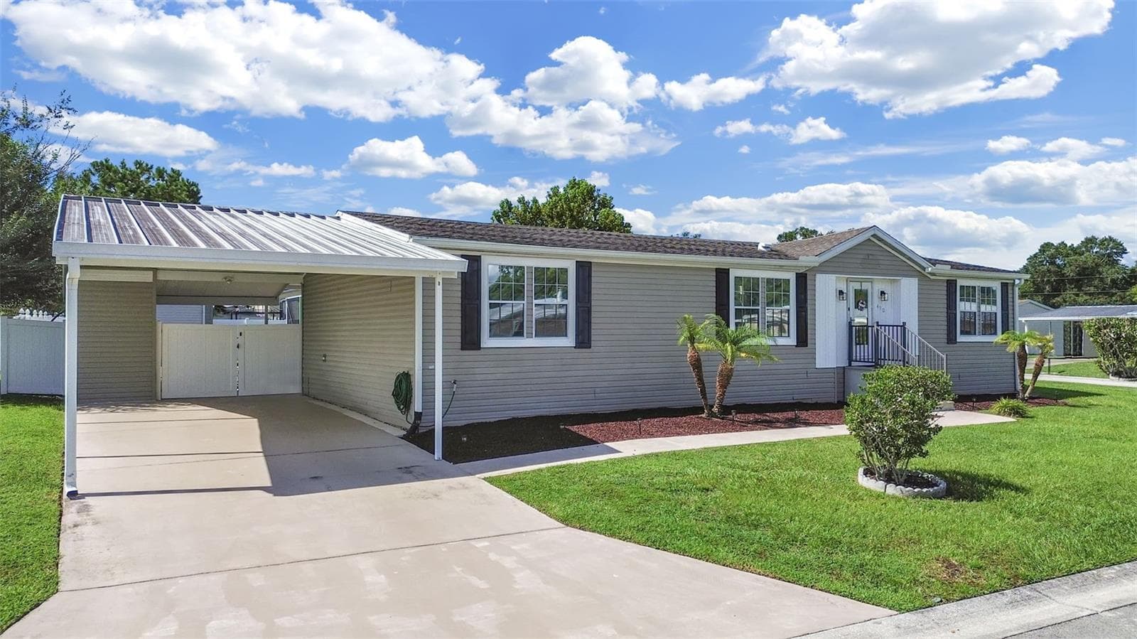 490 Lindsey Dr photo 2
