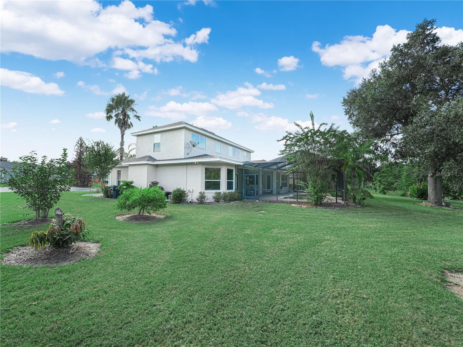 565 Whisper Woods Dr photo 5
