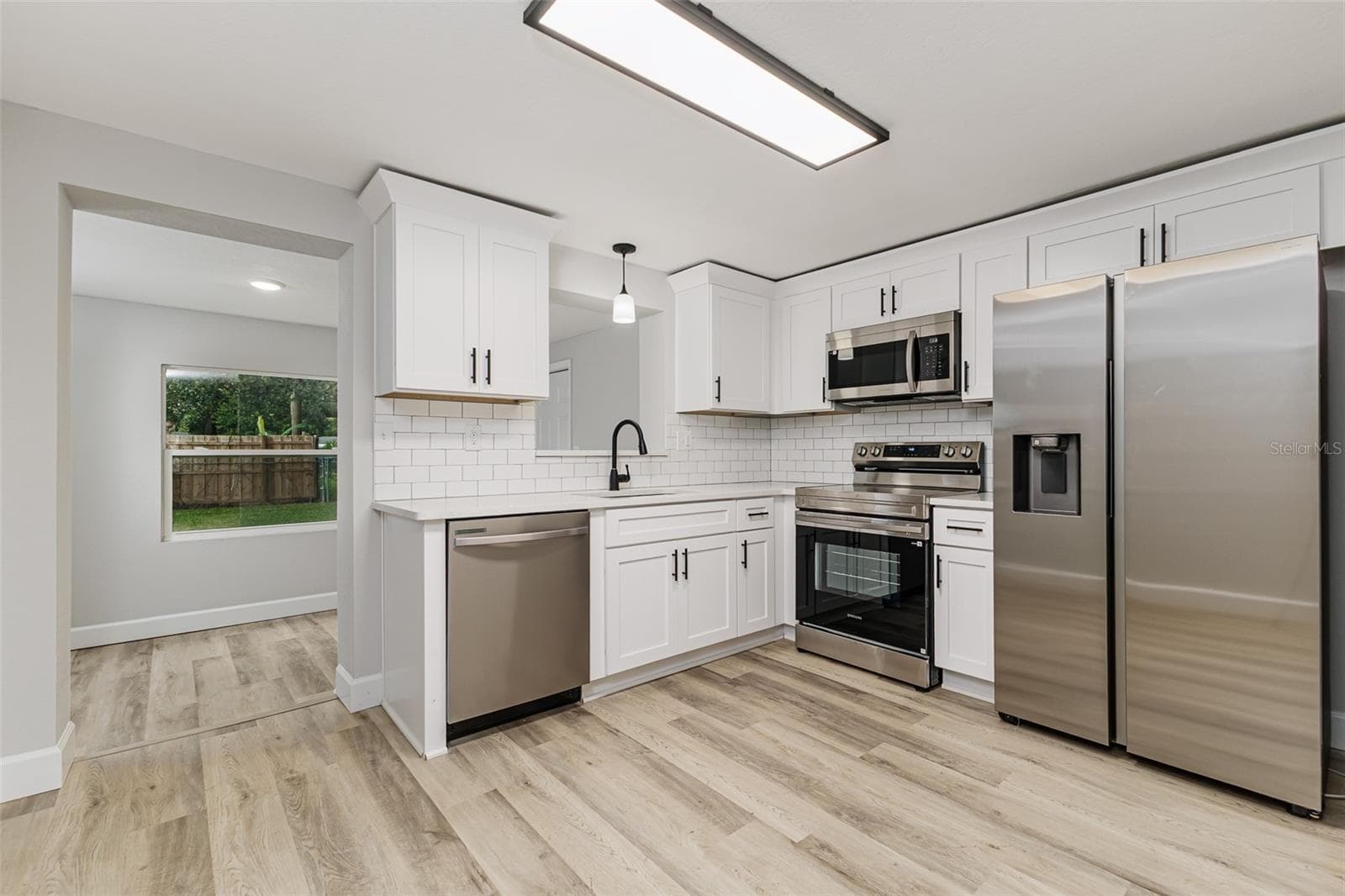 2530 Idlewild St photo 2