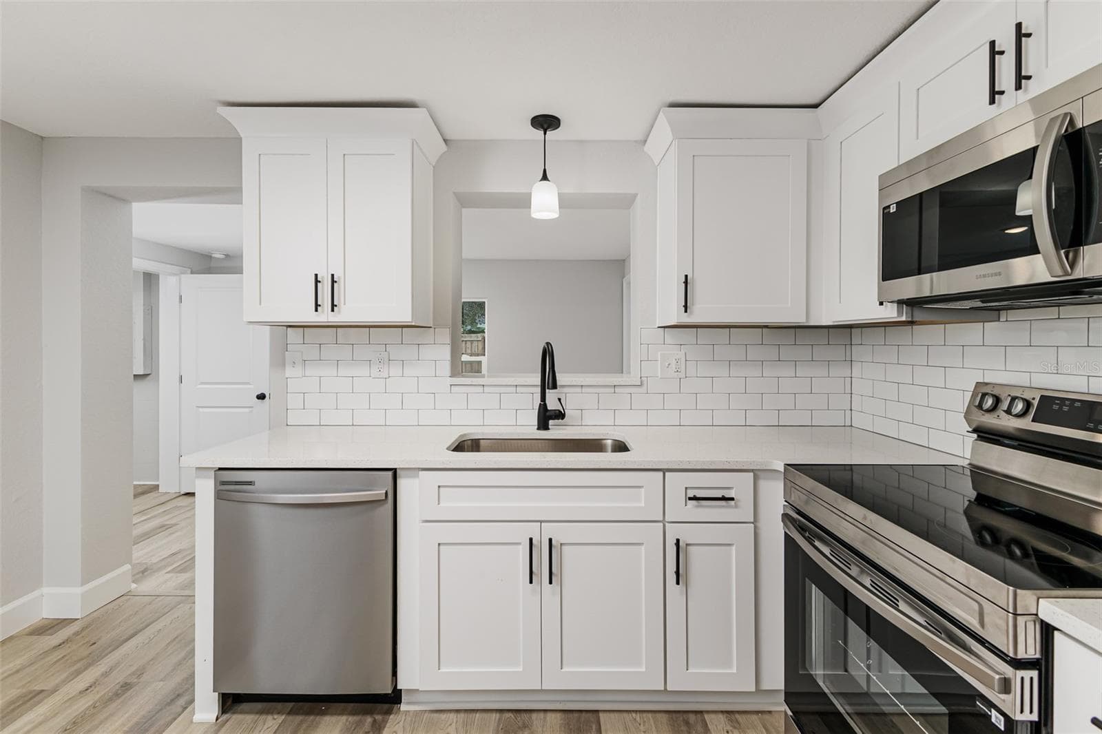 2530 Idlewild St photo 3