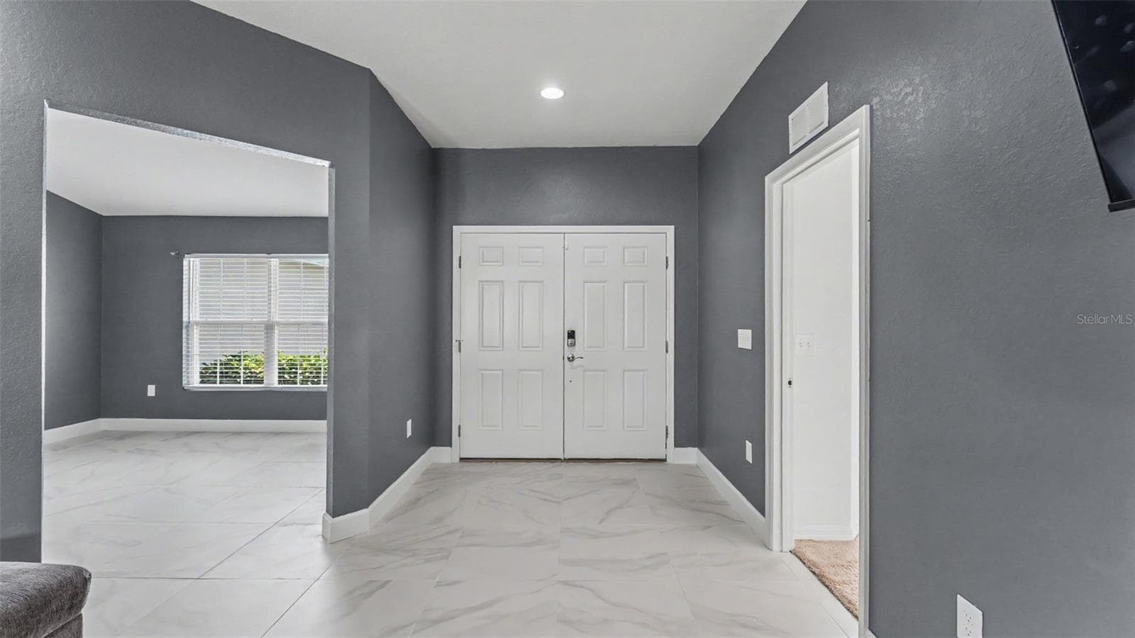 2048 Winding River CV photo 4