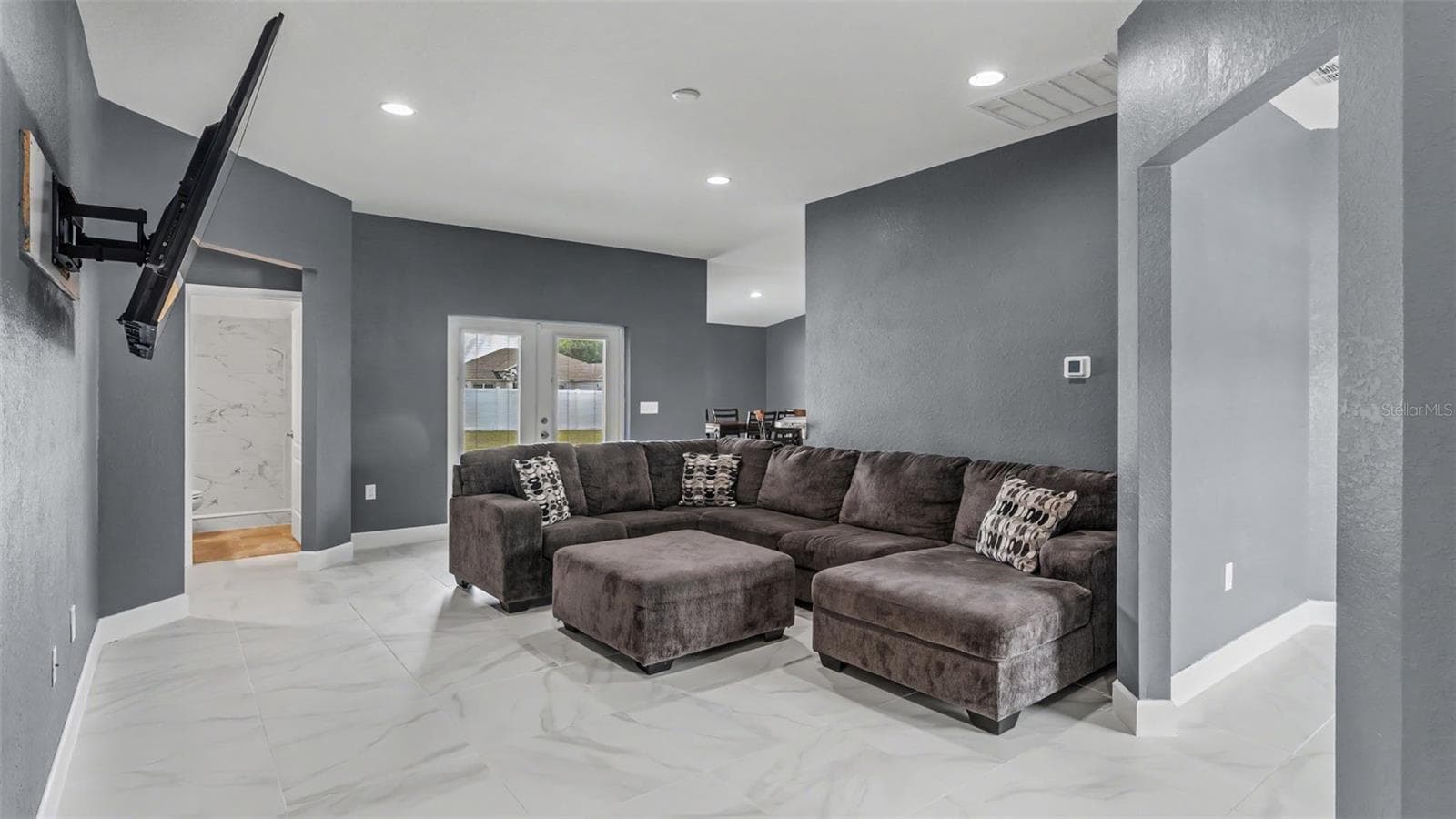 2048 Winding River CV photo 5