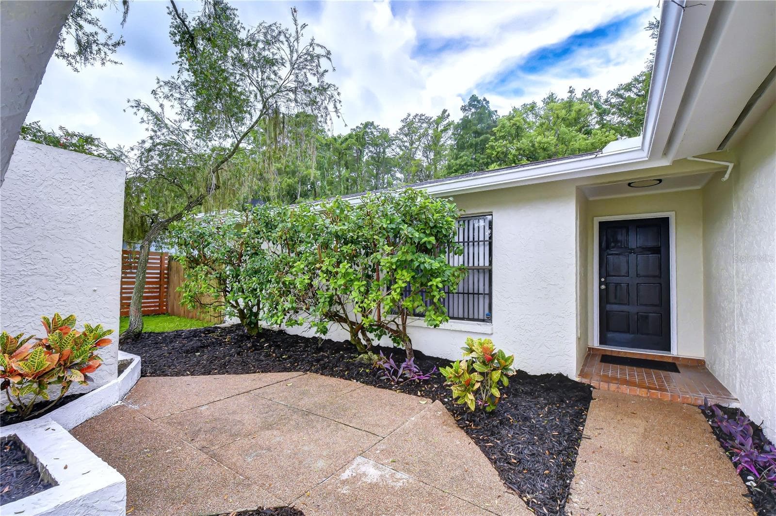 16122 Oakmanor Dr photo 2