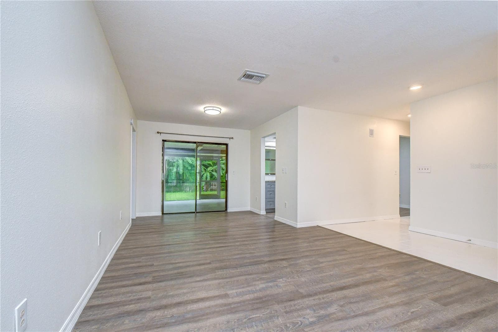 16122 Oakmanor Dr photo 4