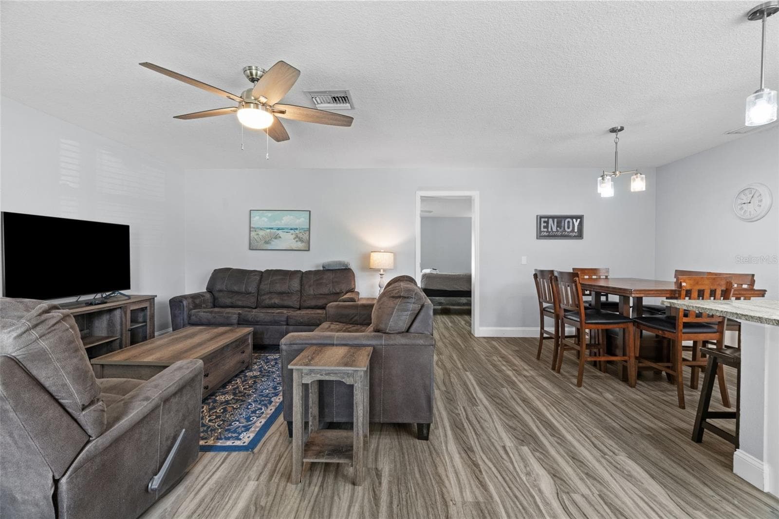 265 Plumtree Ave photo 2