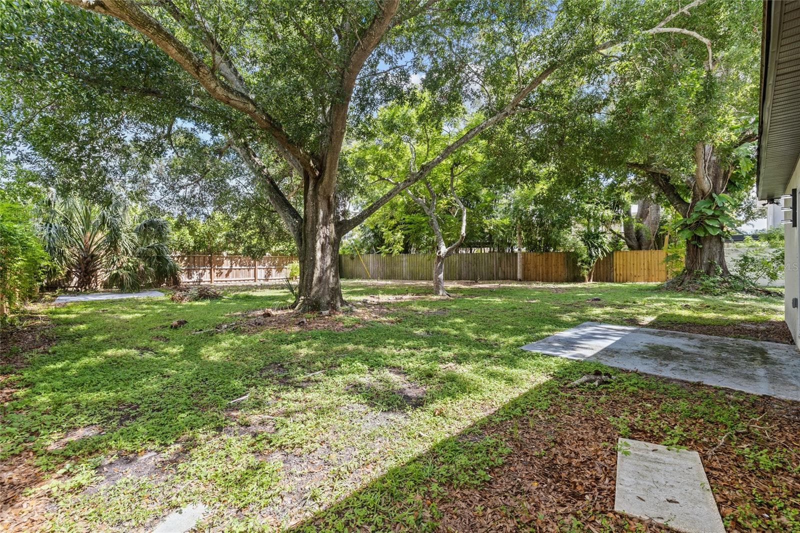 1104 S Lois Ave photo 2