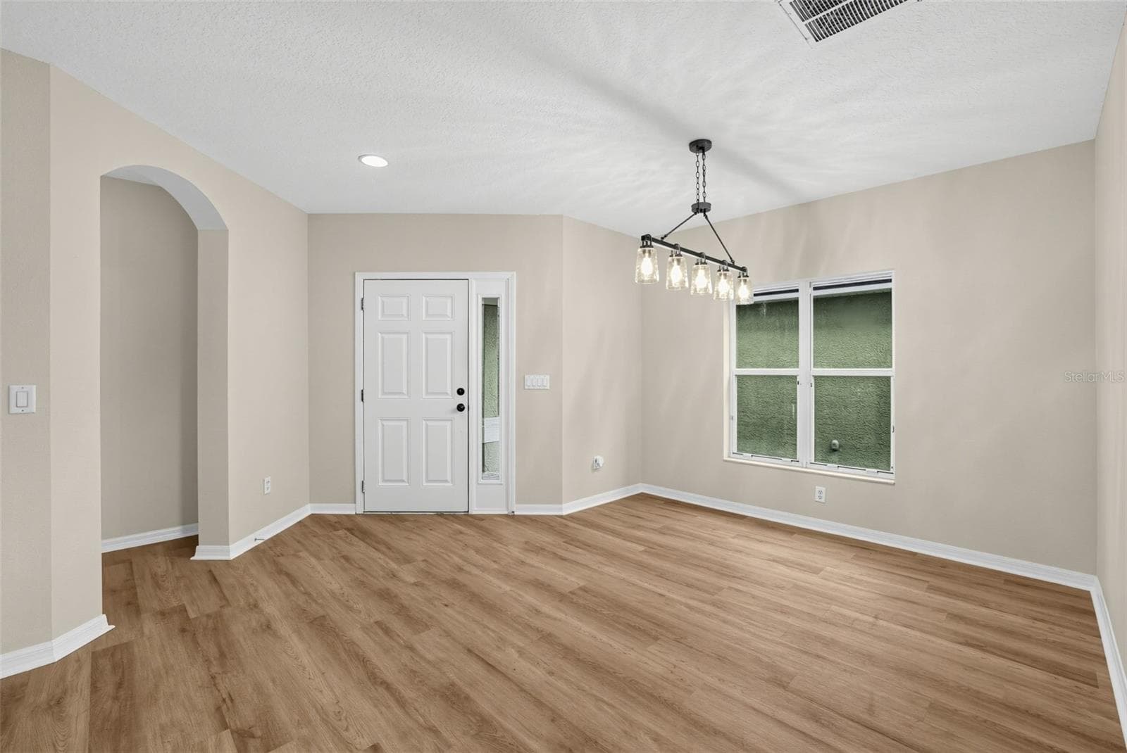 7876 Carriage Pointe Dr photo 5