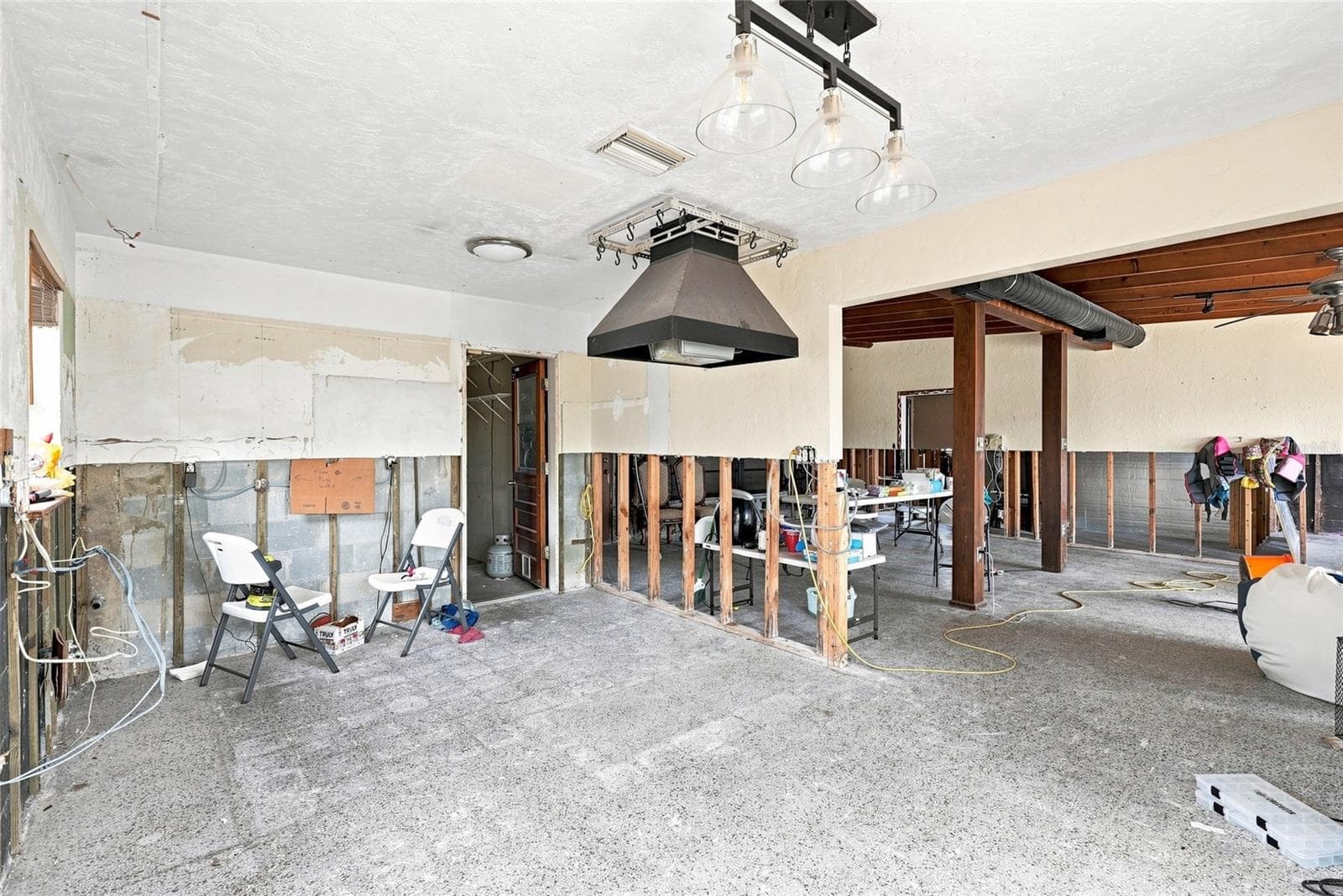 639 Normandy Rd photo 2