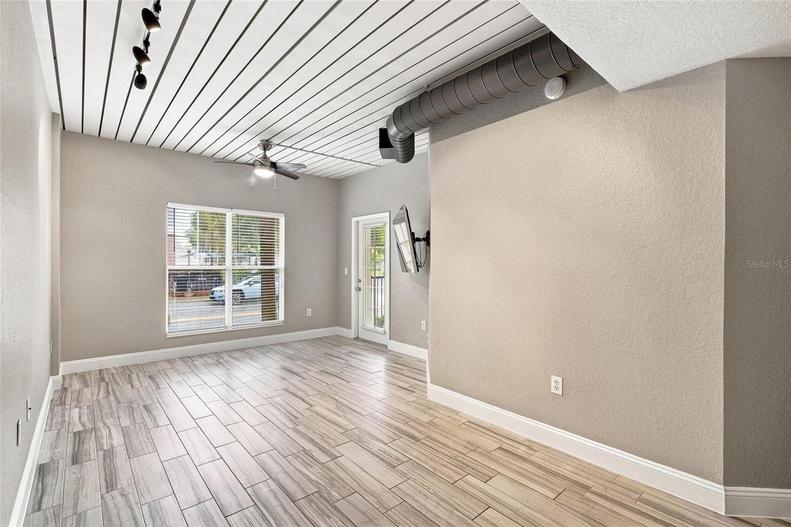 2410 W Azeele St #216 photo 4