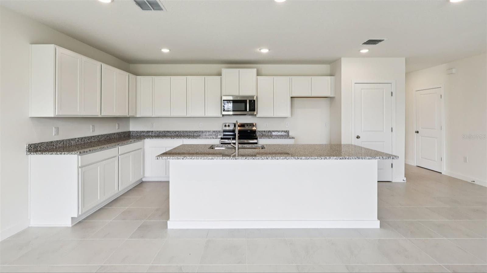 815 Andrew St photo 3