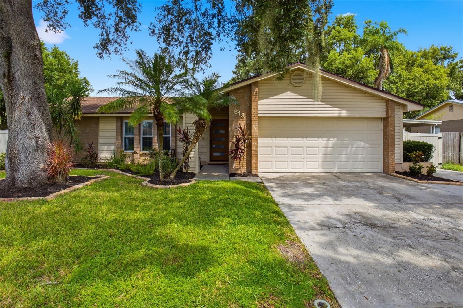 613 Pine Forest Dr photo 2