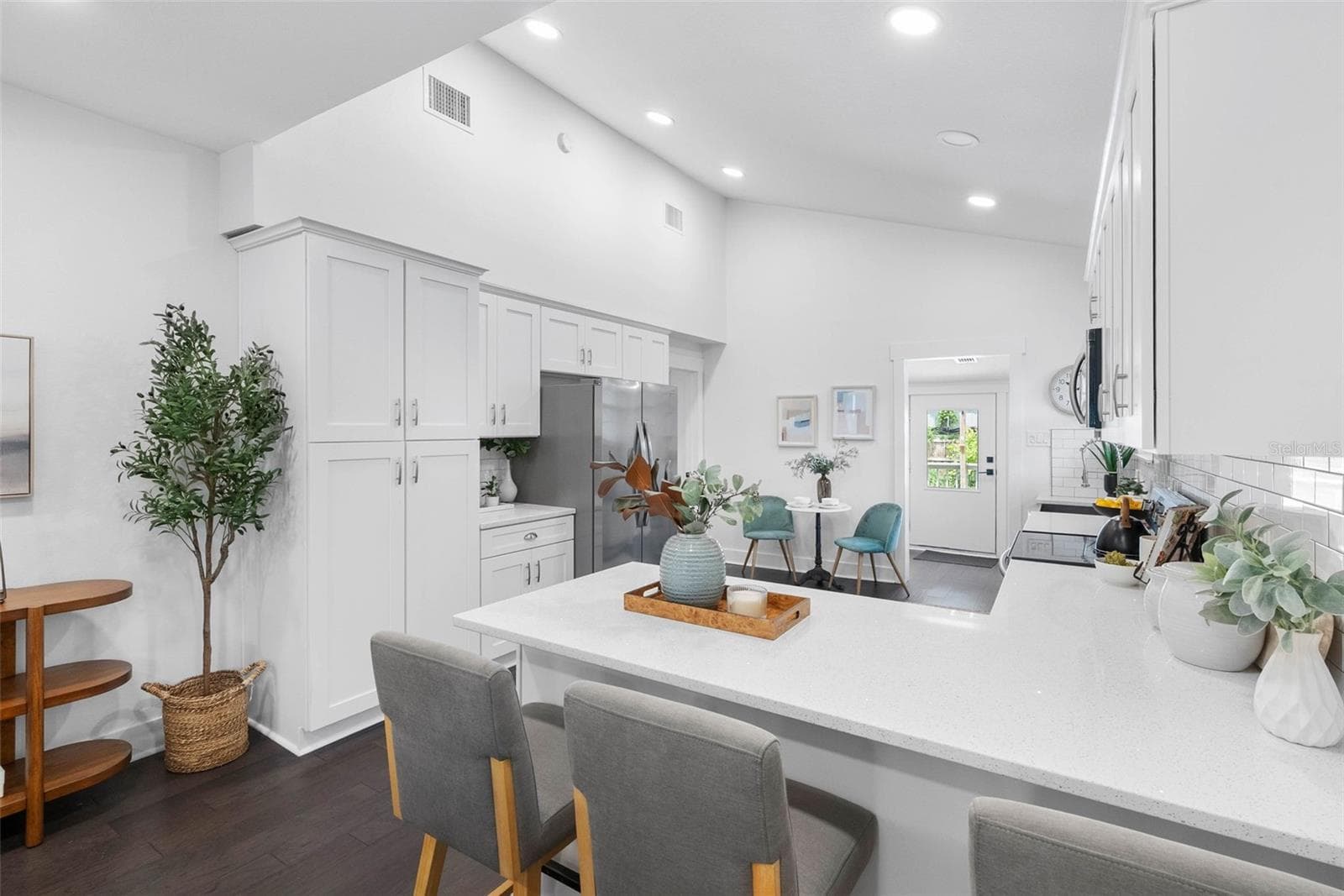 415 W Amelia Ave photo 2