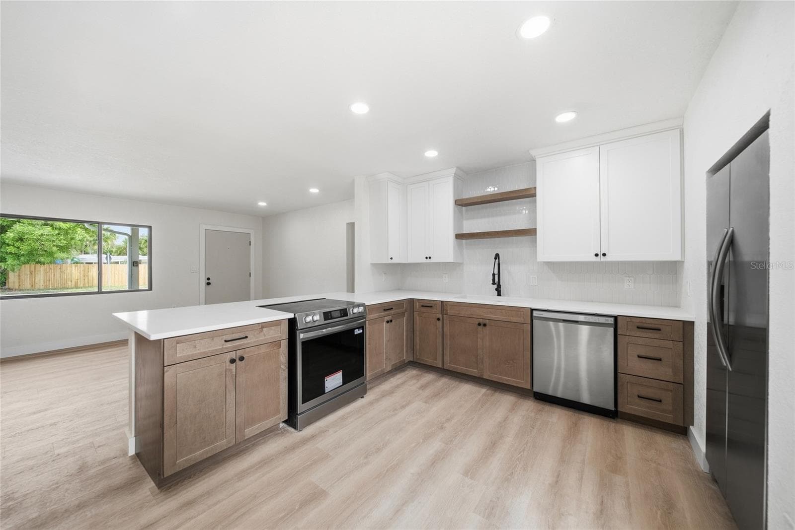 815 Poinsettia Ave photo 4