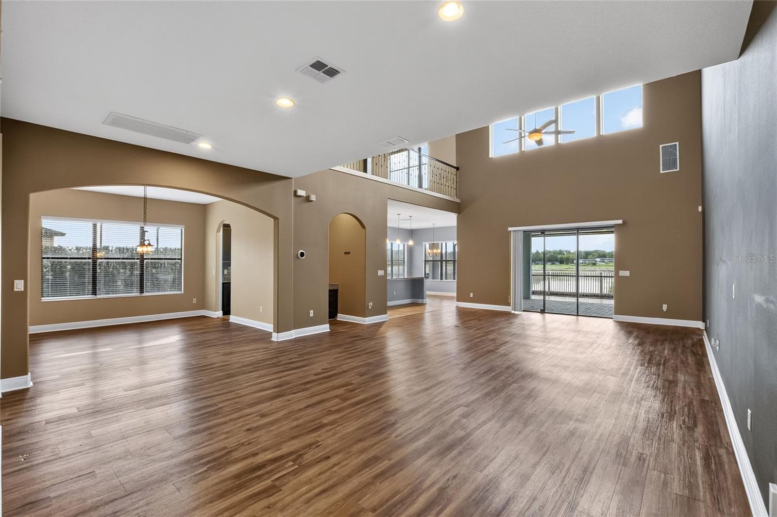 1350 Heritage Landings Dr photo 5
