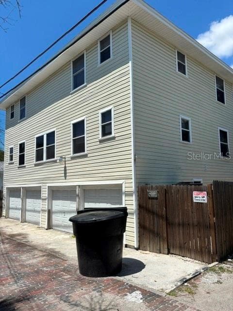 717 Dartmoor St N photo 3
