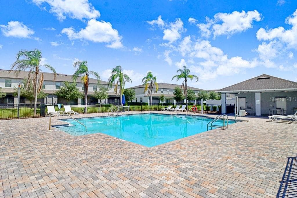 9536 Pembrooke Pines Dr photo 2