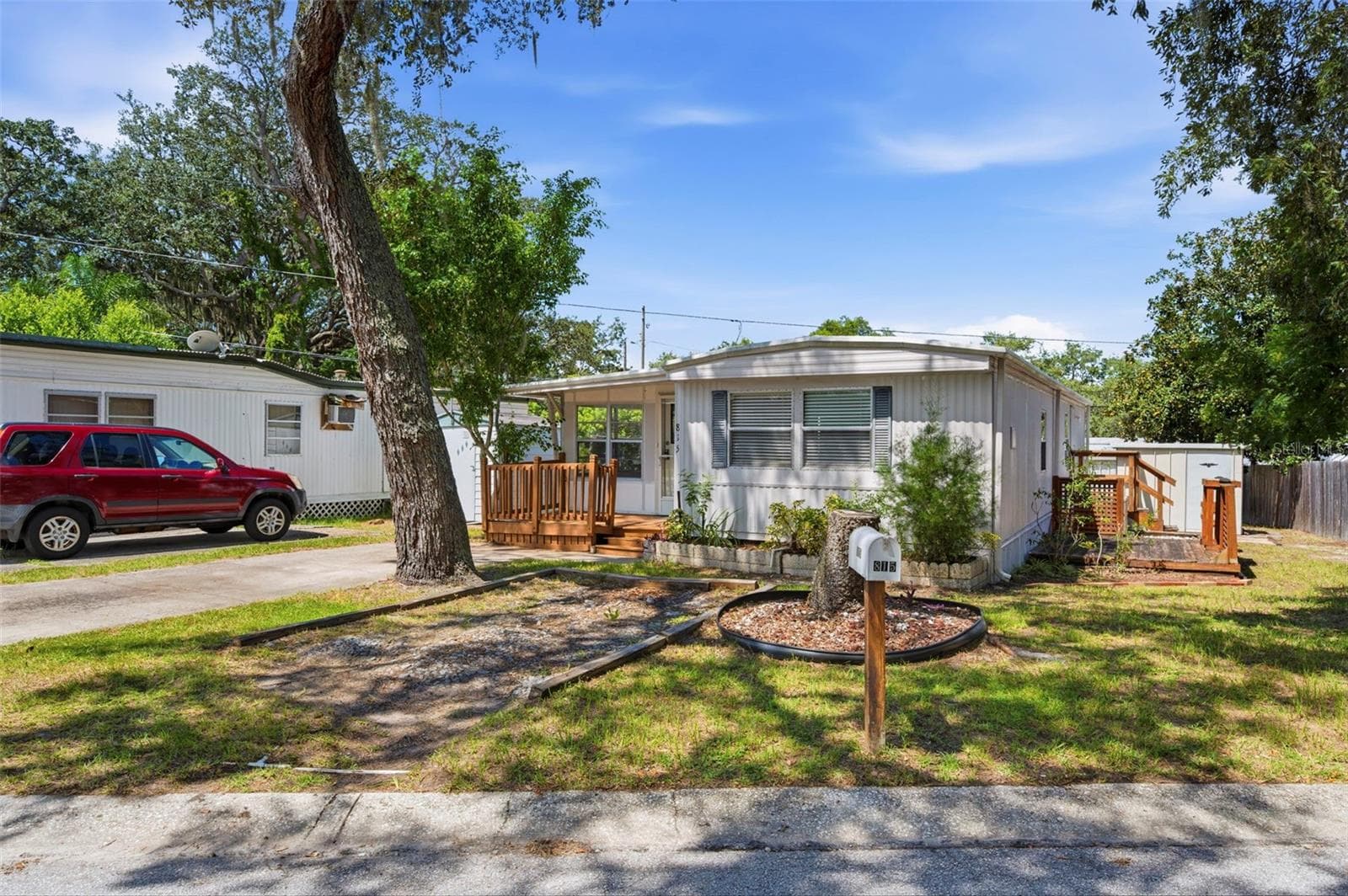 815 Elkan Dr photo 4