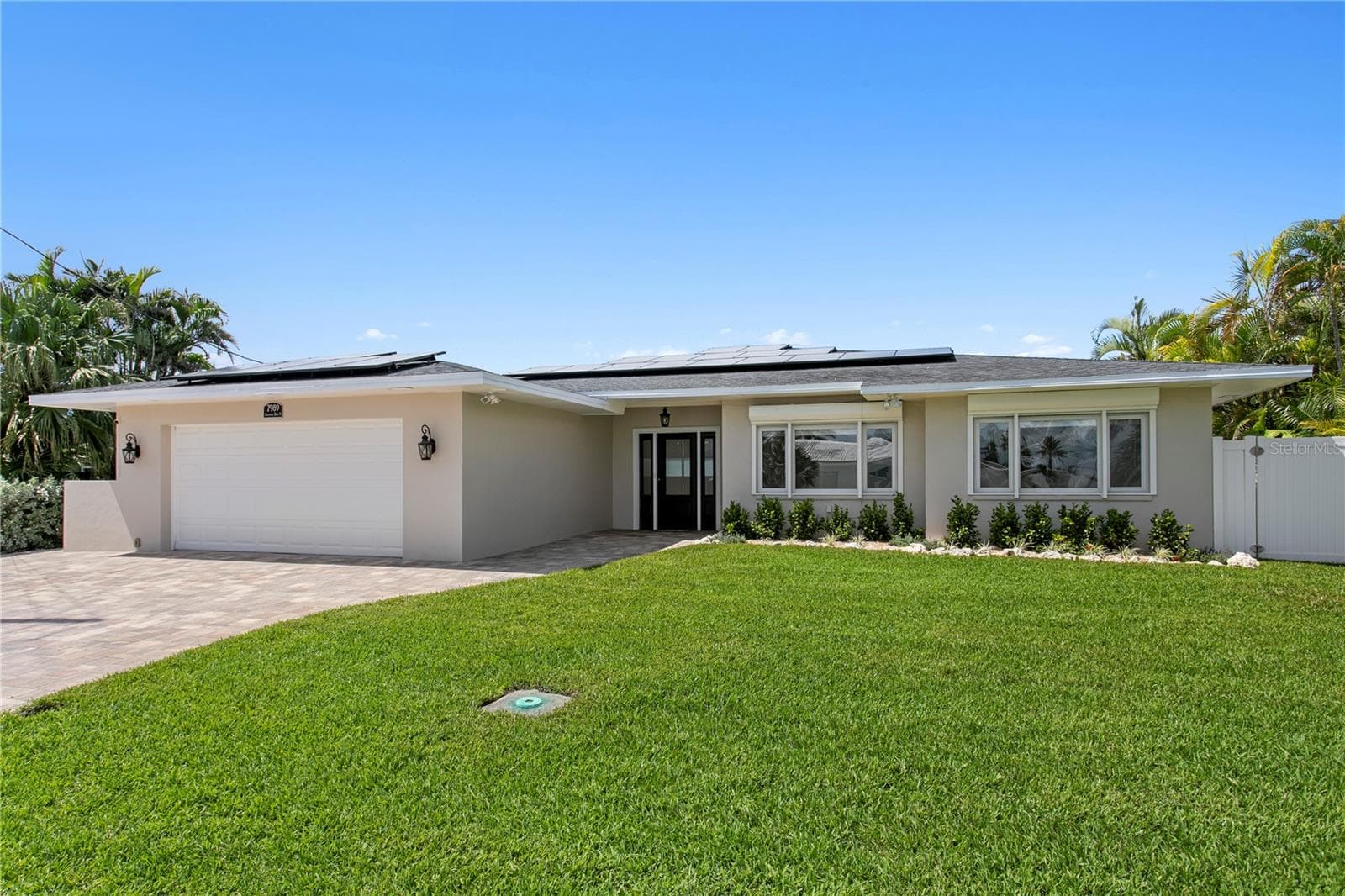 7989 Causeway Blvd N photo 2