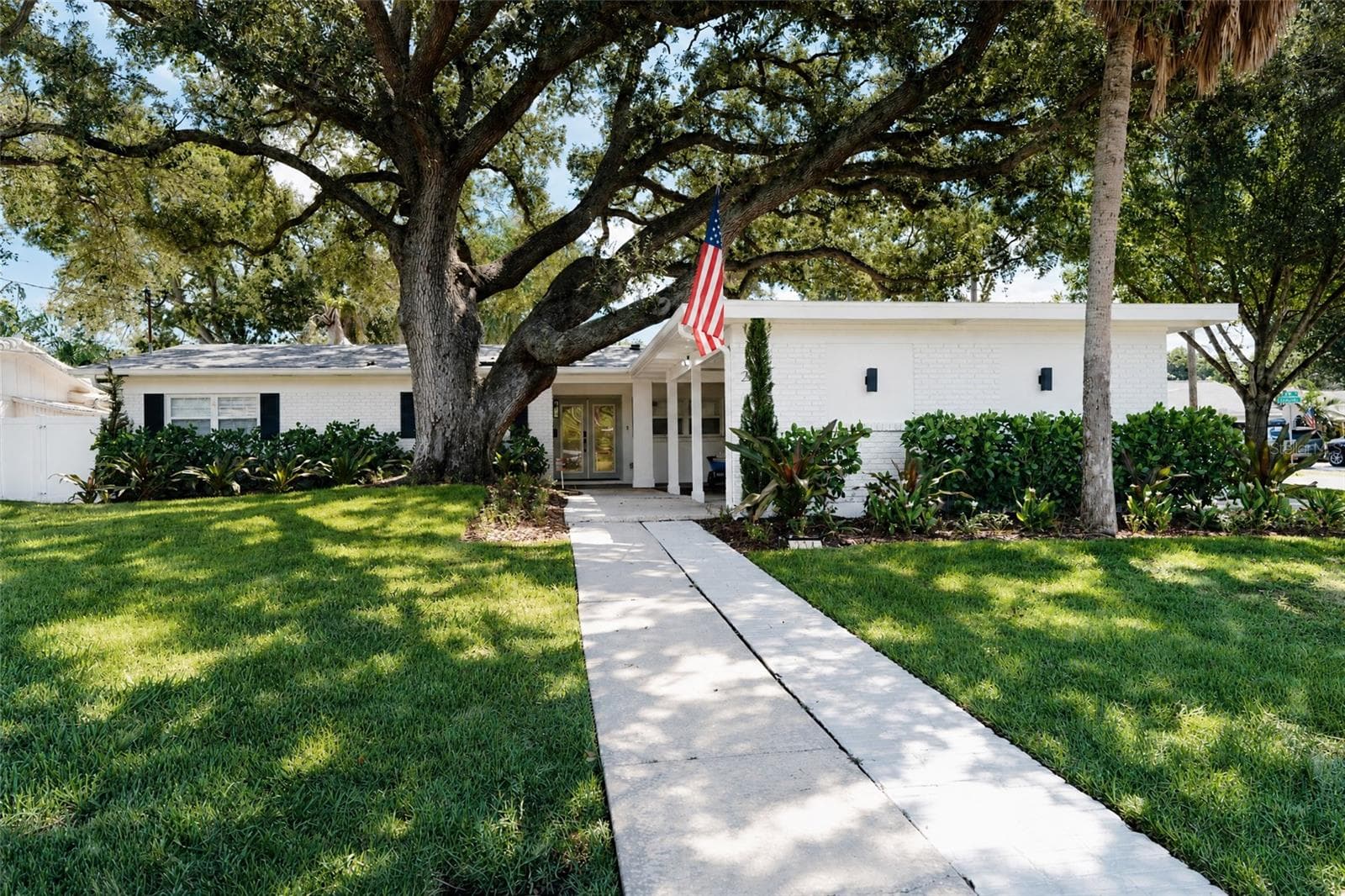 214 S Treasure Dr photo 2