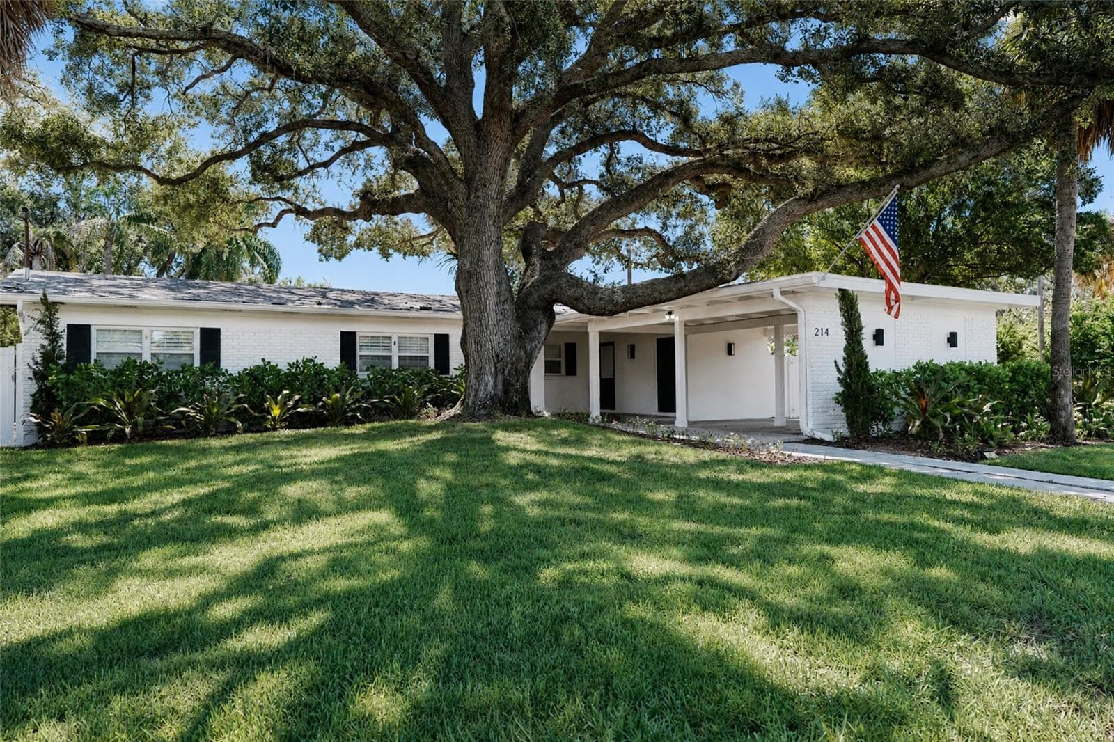 214 S Treasure Dr photo 3